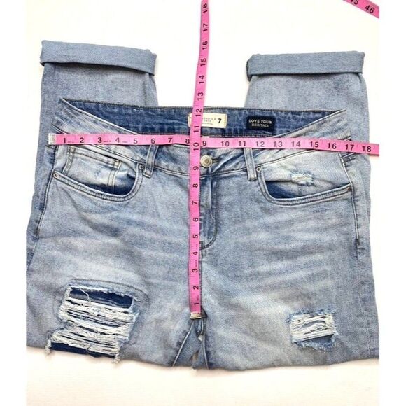 URBAN HERITAGE Light Wash Girlfriend Low Rise Cropped Distressed Jeans Sz 7 - Picture 3 of 10